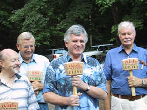 in der Mitte Marvin, DL2VB, Groer Holzhammertrger 2001